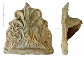 ANT-4028 - Antéfixe : palmette à 7 branches
terre cuite
Antéfixe en forme de palmette accostée de fleurs de chaque côté.