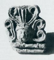 ANT-4031 - Antéfixe : Palmette à 7 branches sur tête
terre cuite
Antéfixe plus haute que large, comportant au-dessus d'un tore (plus sans doute une rangée de perles et pirouettes), une tête surmontée d'une palmette à 7 branches.