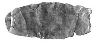 APF-4002 - Applique funéraire pour la bouche
or
Applique allongée destinée à couvrir la bouche du défunt (forme ovale ou losangique) ; elle comporte généralement aux extrémités des perforations destinées à des lacets de fixation, et peut être décorée de filets au repoussé.