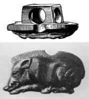 APH-2001 - Applique de harnais zoomorphe : sanglier
bronze
Applique de harnais en forme de sanglier, attaches au revers pour 2 sangles se croisant à angle droit.