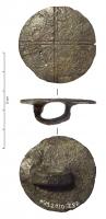 APH-3002 - Applique de harnais ; disque
bronze
Bouton circulaire, tête à décor incisé, souvent en croix, et cercles incisés ; au revers, bélière plate formant une boucle en arc de cercle.