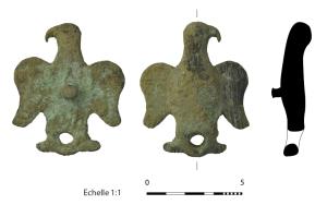 APH-4013 - Applique de harnais zoomorphe : aigle
bronze
Applique figurant un aigle aux ailes déployées, détails incisés ; au revers, un unique rivet de fixation au centre de l'objet.