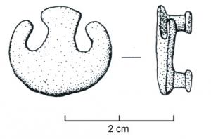 APH-4030 - Applique de harnais : pelte
bronze
TPQ : 100 - TAQ : 300
Applique en forme de pelte au sommet non encoché ; deux rivets de fixation disposés verticalement au revers.