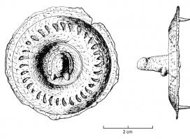 APH-4034 - Applique de harnais
bronze
Disque à bordure moulurée et niellée (?) ; dans le creux central, phallus perpendiculaire ; 4 rivets de fixation au revers.