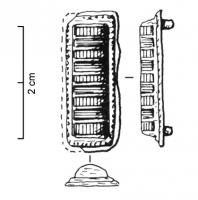 APH-4038 - Applique de harnais émailléebronzeTPQ : 150 - TAQ : 300Aplique rectangulaire à deux rivets ; la partie supérieure bombée est striée de bandes transversales émaillées.