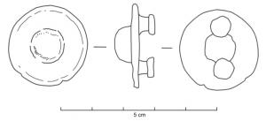 APH-4040 - Applique de harnais : bouton
bronze
TPQ : 100 - TAQ : 300
Applique en forme de bouton circulaire présentant un umbo central en fort relief ; deux rivets de fixation au revers.