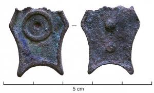 APH-4069 - Applique de harnais émaillée
bronze
TPQ : 200 - TAQ : 300
Applique de harnais octogonale à côtés concaves, légèrement creuse au revers et ornée d'émaux champlevés : une seule loge (sans doute à millefiori) entourant un disque central également émaillé ; deux rivets de fixation au revers.