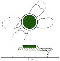 APH-4075 - Applique de harnais émaillée
bronze
TPQ : 100 - TAQ : 250
Applique de harnais en forme de fleur à quatre pétales, avec un disque central émaillé ; pointes de fixation au revers.