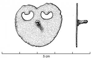 APH-4080 - Applique de harnais : pelte
bronze
TPQ : 50 - TAQ : 150
Applique plate en forme de pelte, les crosses touchant la pointe et donnant aux deux ajours des formes de peltes ; au revers, pointe centrée. La face supérieure peut être orné de motifs niellés ou d'un médaillon circulaire.
