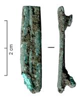 APH-4091 - Applique de harnais
bronze
TPQ : 100 - TAQ : 300
Applique rectangulaire plate, simplement ornée d'une ligne longitudinale moulurée ; deux tenons au revers.