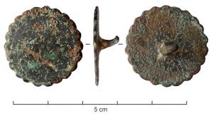 APH-4122 - Applique de harnais niellée
bronze
TPQ : 50 - TAQ : 125
Applique circulaire niellée (impressions souvent très peu profondes, légèrement hachurées, pour l'accrochage des incrustations), décor associant une couronne de petits cercles ; bordure festonnée. Au revers, un unique rivet de fixation.