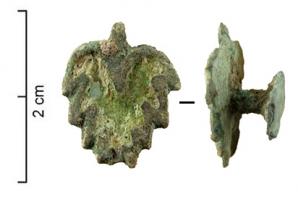 APH-4123 - Applique de harnais émaillée
bronze
TPQ : 125 - TAQ : 250
Applique en forme de feuille, au contour fortement découpé; surface externe cresée d'une seule loge d'émail ; au revers, rivet de fixation sur cuir.