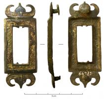 APH-4130 - Applique de harnais émaillée
bronze
TPQ : 150 - TAQ : 300
Applique en forme de cadre rectangulaire évidé, accosté de deux peltes; le tout orné d'émaux utilisant souvent des millefiori.