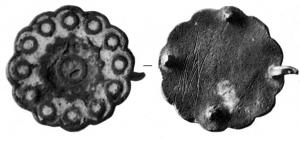 APH-4137 - Applique de harnais émaillée
bronze
TPQ : 100 - TAQ : 300
Disque à bord festonné, creusé d'une loge émaillée avec une série de disques en réserve, autour d'une couronne centrale, le tout émaillé. Au revers, 4 pointes sur le pourtour.