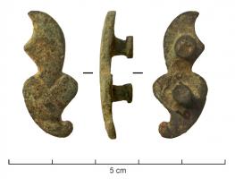 APH-4147 - Applique de harnais
bronze
TPQ : 150 - TAQ : 300
Applique de lanière, comportant un élément en forme de goutte, à terminaison moulurée, surmonté d'une paire de peltes; deux fixations pour cuir au revers.