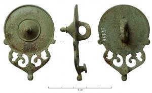 APH-4148 - Phalère de harnais
bronze
TPQ : 200 - TAQ : 300
Applique circulaire à bouton conique au centre d'un disque lisse; au revers, forte bélière arrondie verticale et centrée; en dessous, motif triangulaire souvent ajouré, lesté, avec un bouton de fixation pour cuir à l'arrière.
Voir variante avec partie basse non ajourée (Avenches).