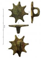 APH-4154 - Phalère de harnais
bronze
TPQ : 150 - TAQ : 300
Phalère ou bouton décoratif, à bordure rayonnante, cercles concentriques incisés sur la surface externe; au revers, forte bélière arrondie perpendiculaire au plan de l'objet.