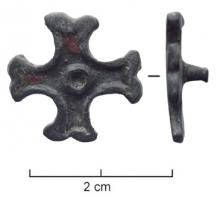 APH-4184 - Applique cruciforme
bronze
TPQ : 100 - TAQ : 300
Applique cruciforme présentant au centre un décor niellé ou émaillé ; elle est fixée grâce à un rivet maté.