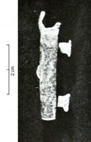 APH-4189 - Suspension de pendant de harnais
bronze
TPQ : 100 - TAQ : 300
Suspension de pendant de harnais rectangulaire et convexe, terminé par un anneau circulaire permettant la fixation d'un élément décoratif ; au revers, deux rivets de fixation à tête plate.