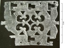 APH-4190 - Applique de harnais
bronze
Applique de harnais rectangulaire avec en son centre un décor de quatre peltes ; quatre orifices de fixation sur les grands côtés.