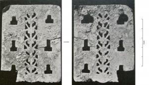 APH-4191 - Applique de harnais
bronze
Applique de harnais rectangulaire avec un décor de croix en tau et des motifs cordiformes au découpé ; quatre rivets de fixation à tête circulaire plate au revers.