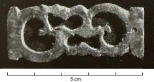 APH-4192 - Applique de harnais
bronze
TPQ : 150 - TAQ : 300
Applique de harnais rectangulaire à décor de trompettes et de rinceaux.