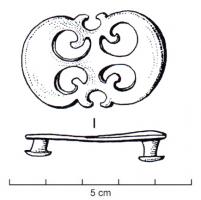 APH-4200 - Applique de harnais : peltes
bronze
TPQ : 150 - TAQ : 300
Applique de harnais en doubles peltes adossées, sans ajour central ; deux rivets de fixation au revers.