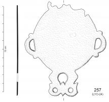 APH-4214 - Applique (de harnais ?)
bronze
Applique en tôle, de forme circulaire, lisse, avec des appendices ajourés sur les côtés ainsi qu'au sommet et à la base.
