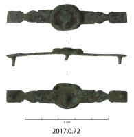 APH-4229 - Applique de harnais niellée
bronze
Applique symétrique, composée d'éléments en balustre, plaquettes etc. de part et d'autre d'un disque central percé pour ornement riveté ; décor niellé d'inspiration végétale sur fond argenté à la feuille.