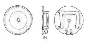 APH-4232 - Phalère de harnais
bronze
Disque doté à l’arrière de passants et de deux montants d’une charnière, permettant la jonction de lanières de cuir traversées et maintenues par un rivet central. Deux montants d'une charnière à l'arrière permettent la suspension d'une pendeloque.