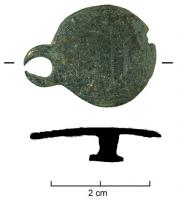 APH-4239 - Applique de harnais
bronze
TPQ : 150 - TAQ : 400
Applique de harnais, à tête circulaire plate munie d'une lunule sur un côté ; au revers un tenon de fixation coulé.