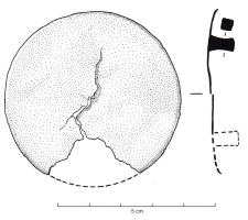 APH-4240 - Applique de harnais
bronze
Applique circulaire lisse, formant un disque plat, parfois légèrement bombé; au revers, deux tenons de fixation sans extrémité fongiforme.