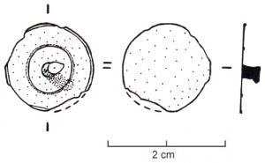 APH-4241 - Applique de harnais
argent
Bouton circulaire, lisse et plat, le revers marqué de cercles concentriques ; unique tenon de fixation au revers, sans extrémité fongiforme.