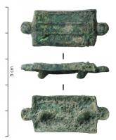 APH-4245 - Applique de harnais émaillée
bronze
TPQ : 200 - TAQ : 300
Applique plate, à bords obliques et face arrière légèrement creuse; de forme rectangulaire, ornée de simples boutons aux extrémités; au centre, trois loges rectangulaires parallèles, émaillées ; au revers, deux rivets pour fixation sur cuir.