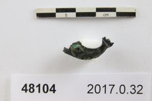 APH-4246 - Applique de harnais delphiniforme émaillée
bronze, verre
TPQ : 125 - TAQ : 250
Applique figurant un dauphin à décor en émail champlevé dont il reste un fragment bleu clair. Au revers, deux tiges de section carrée (2 x 2 mm), probablement incomplètes, permettaient la fixation de l'applique.