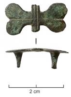 APH-4250 - Applique de harnais
bronze
Applique symétrique, plate, comportant deux extrémités foliaces bifides autour d'une plaquette transversale perpendiculaire ; deux pointes de fixation au revers.