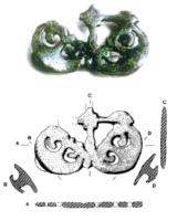 APH-4261 - Applique de harnais : peltes
bronze
TPQ : 150 - TAQ : 300
Applique de plan radial constitué de quatre peltes refermées, autour d'une jonction cruciforme ; rivets de fixation au revers.