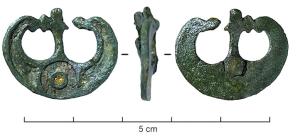 APH-4263 - Applique émailléebronzeTPQ : 150 - TAQ : 260Applique en forme de pelte dont pointes bouletées se rejoignent de part et d'autre d'un fleuron prolongeant la pointe centrale; disque émaillé à l'opposé. La surface de la pelte est émaillée avec un disque central champlevé ; pointe de fixation pour cuir au revers.