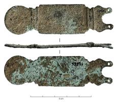 APH-4264 - Applique de harnais
bronze
Applique rectangulaire, pouvant présenter un décor finement gravé et poinçonné ; aux extrémités, d'un coté une lunule dont chaque pointe est percée d'un œillet, de l'autre un disque, probablement percé pour la fixation.