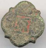 APH-7012 - Applique de harnais quadrilobéebronzeTPQ : 1300 - TAQ : 1400Applique de harnais quadrilobée, motif héraldique au centre.