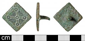 APH-7016 - Bouton de harnais carrébronzeTPQ : 1100 - TAQ : 1500Applique de harnais, de forme carrée, plate, portant une croix de St André obtenue en reliant cinq ocelles par des doubles traits ; au revers, pointe pour la fixation.