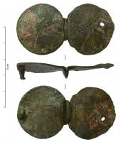 APH-9007 - Applique de harnaisbronzeTPQ : 1000 - TAQ : 1400Applique formée de deux éléments circulaires juxtaposés, pincement entermédiaire; décor incisé : fleuron sur chaque éléments circulaire; étamage.