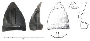 APJ-4032 - Applique de joug
bronze
Applique plus ou moins ogivale, épousant l'extrémité d'une forme arrondie, sur une base rectiligne renforcée par un bourrelet ; forte bélière sur la face externe, pour sangle en cuir.