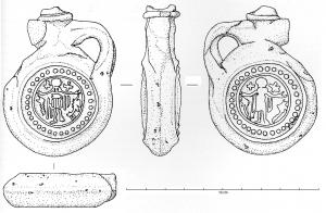 APL-5003 - Ampoule à décor figuratif : saint Ménas
terre cuite
Ampoule moulée, de forme circulaire aplatie, avec deux petites anses de suspension ; saint Ménas en pied, priant, la tête accostée de deux croisettes; la figure dans un filet circulaire cerné lui-même d'un grènetis.