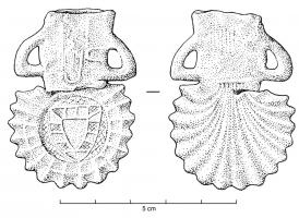 APL-9007 - Ampoule de pèlerinageplombAmpoule coulée en plomb, avec deux anses en triangle de part et d'autre du col et un revers en forme de coquille; la face principale est ornée d'un blason en forme d'écu, sur fond de petits losanges : [...].