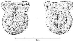 APL-9017 - Ampoule de pèlerinage
plomb
Ampoule coulée en plomb ; sur une face, une fleur à 4 pétales nervurés ; sur l'autre face, un écu à la croix réserveée sur fond réticulé.