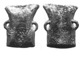 APL-9022 - Ampoule de pèlerinage
plomb
Ampoule de forme rectangulaire, avec col légèrement étranglé équipé de deux anses opposées en demi-cercle. A/ Ecu de Frnace aux trois lis, surmonté d'un arc de cercle à motif réticulé; R/ Ecu du Dauphiné, également surmonté d'un arc de cercle réticulé, et entouré de motifs indéterminés.