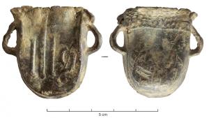 APL-9039 - Ampoule de pèlerinage
plomb
Ampoule en forme de sac, avec deux petites anses annulaires de part et d'autre du col; sur une face, motif indistinct); au revers, IHS.