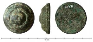 APM-4042 - Applique circulaire moulurée
bronze
Applique circular massive, portant de fortes moulures concentriques sur la face externe, et un revers lisse, sans mode de fixation apparent, indiquant une fixation par brasure sur métal.