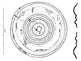 APM-4043 - Applique de meuble
bronze
Applique circulaire en tôle, ornée de fortes moulures concentriques, avec une perforation centrale souvent carrée, pour une fixation par clou décoratif ou clavette sur le support en bois.